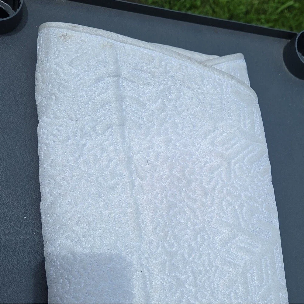 ​NWT Hobby Lobby The Christmas Shoppe White Quilted Snowflake Tree Skirt 50